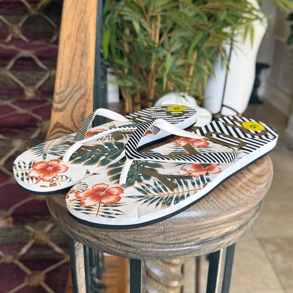 Roxy Shoes - ROXY ladies floral flip-flop size 9 excellent condition
